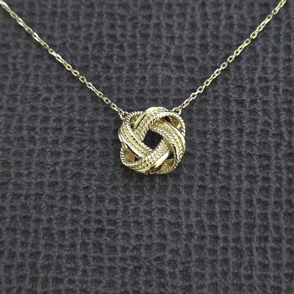 Rachel Zoe Gold💛 Stationary Love♥️ Knot🪢 Pendant Necklace - NWT - Picture 11 of 15